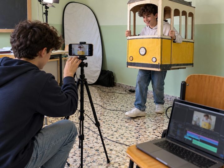 Ragazzi girano un video con lo smartphone sul cavalletto
